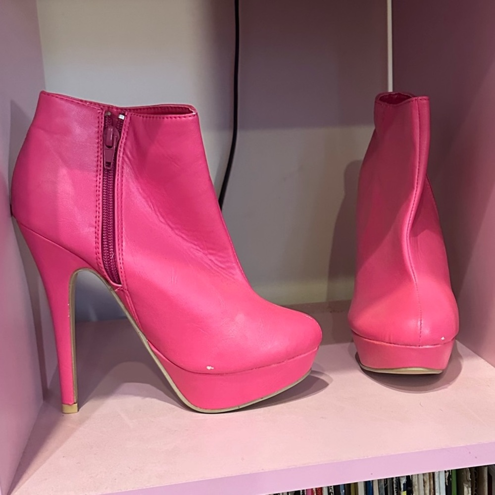Ami clubwear 6 hot pink Barbie ankle boots